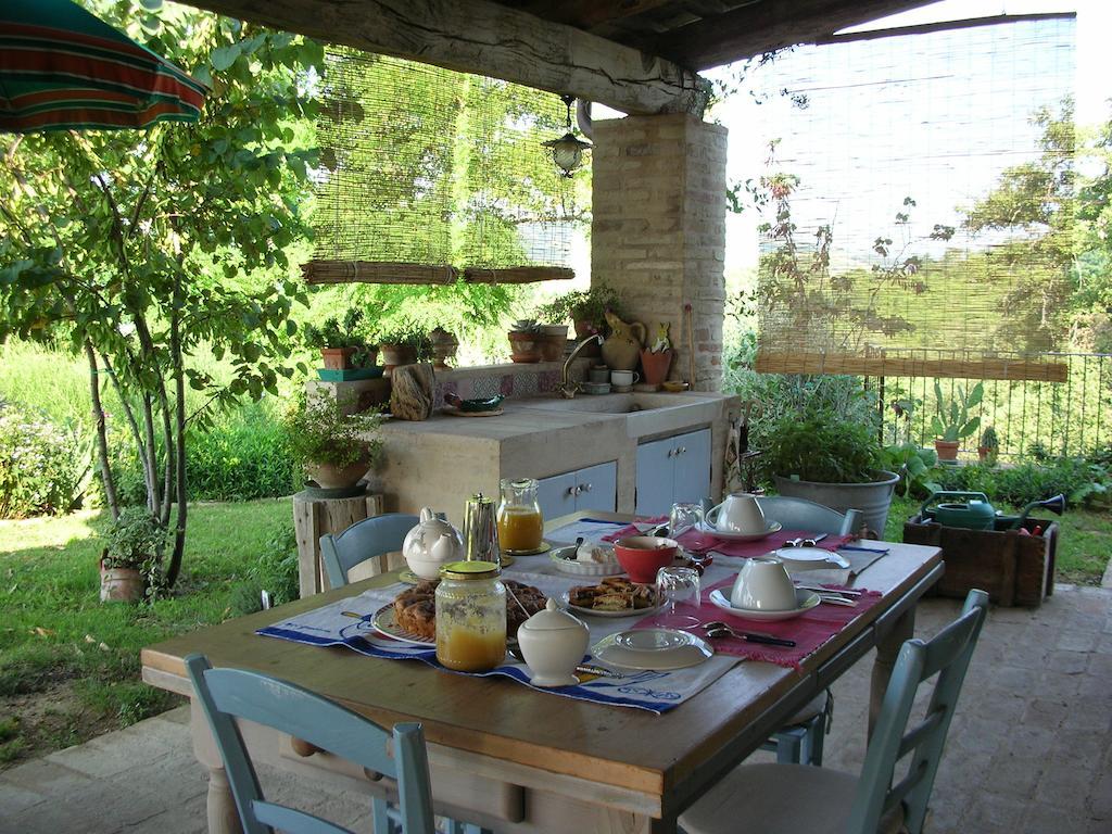 Poggio Dei Prugnoli Bed & Breakfast Tavoleto Eksteriør bilde